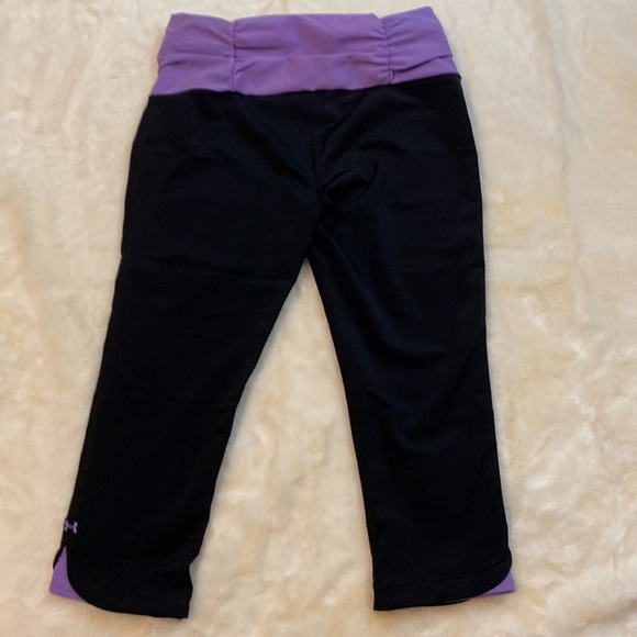 Under Armour Cropped Compression Leggings (black & purple) - Picture 5 of 6